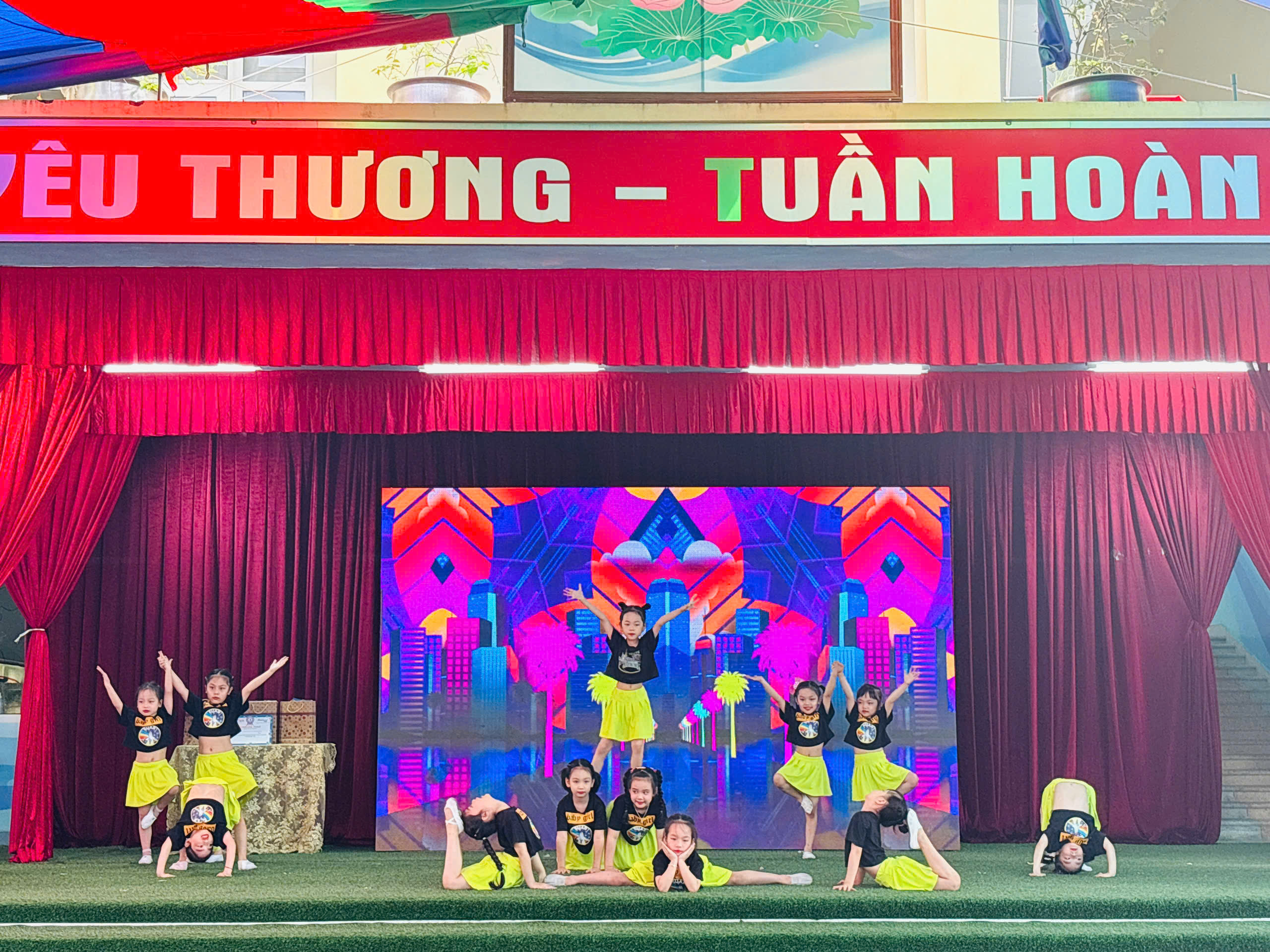 Đến với chương trình không thể thiếu các tiết mục văn nghệ vô cùng sôi động của các bé Trường mầm non 1-6.