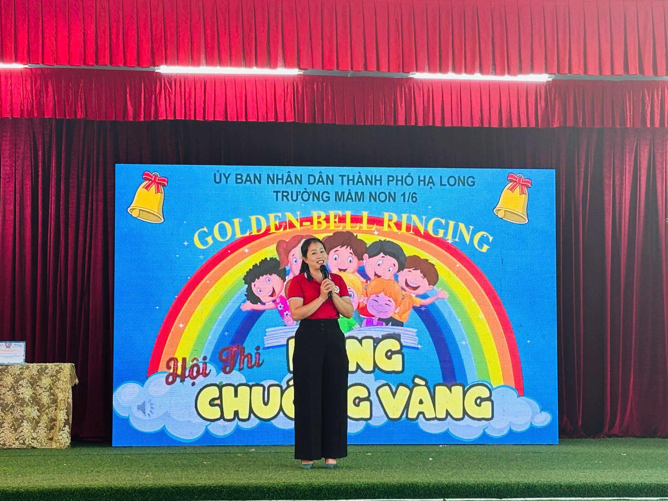 Cô Hà Thị Huấn, phối hợp cùng các bên trung tâm dẫn chương trình "Rung Chuông Vàng"