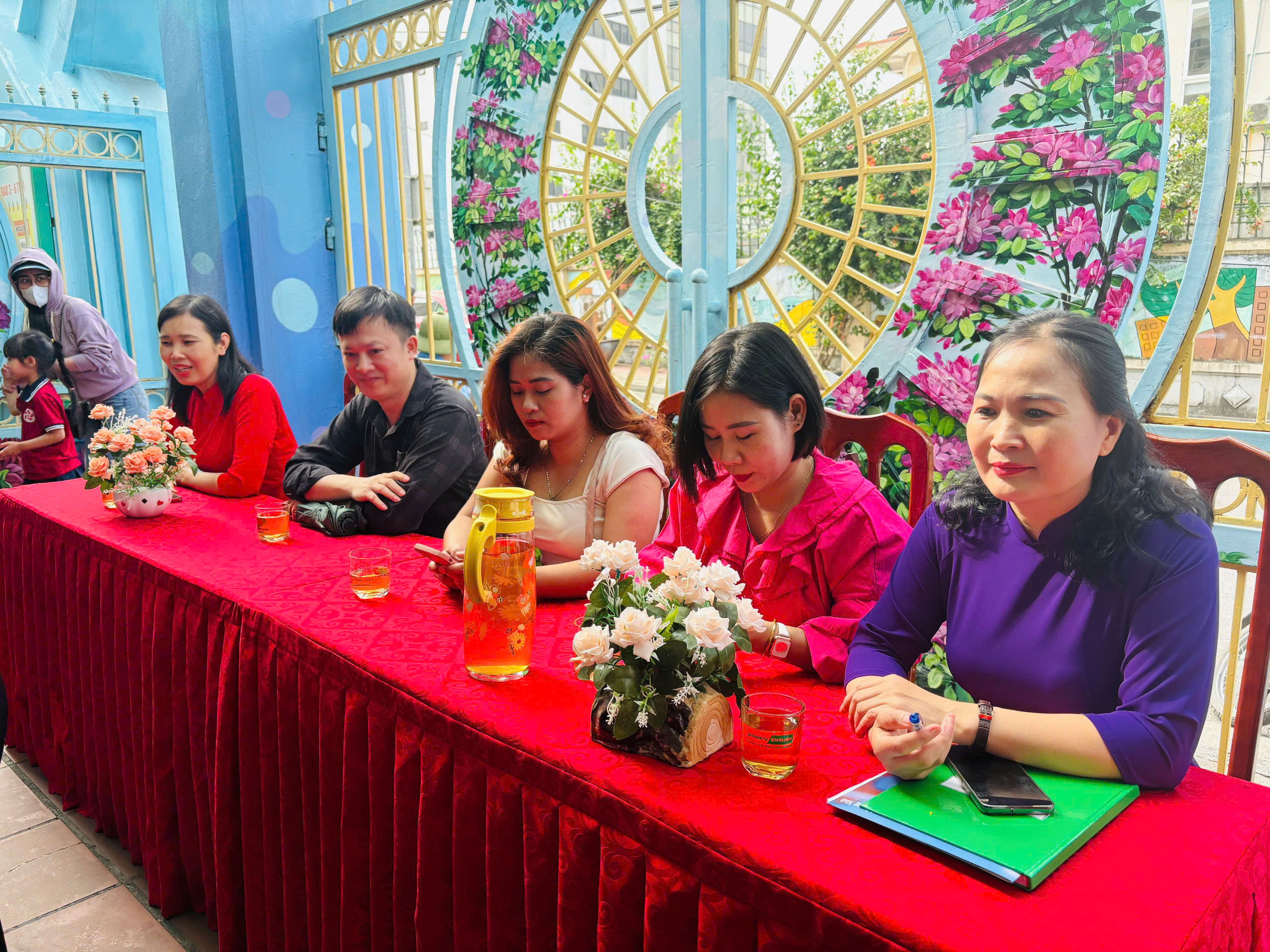 Đến dự với chương trình cuộc thi "Rung chuông vàng" có đại diện cha mẹ học sinh các lớp.