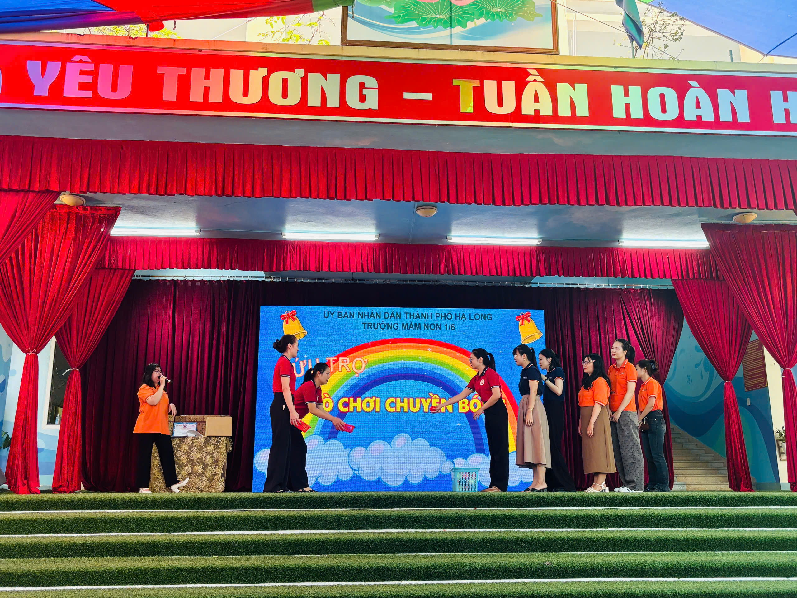 Sau các vòng thi với nhiều câu hỏi khó và nhiều thử thách, các thí sinh đã phải nhờ tới sự cứu trợ từ các cô giáo để có thể quay lại vòng thi đấu của mình đầy bất ngờ.