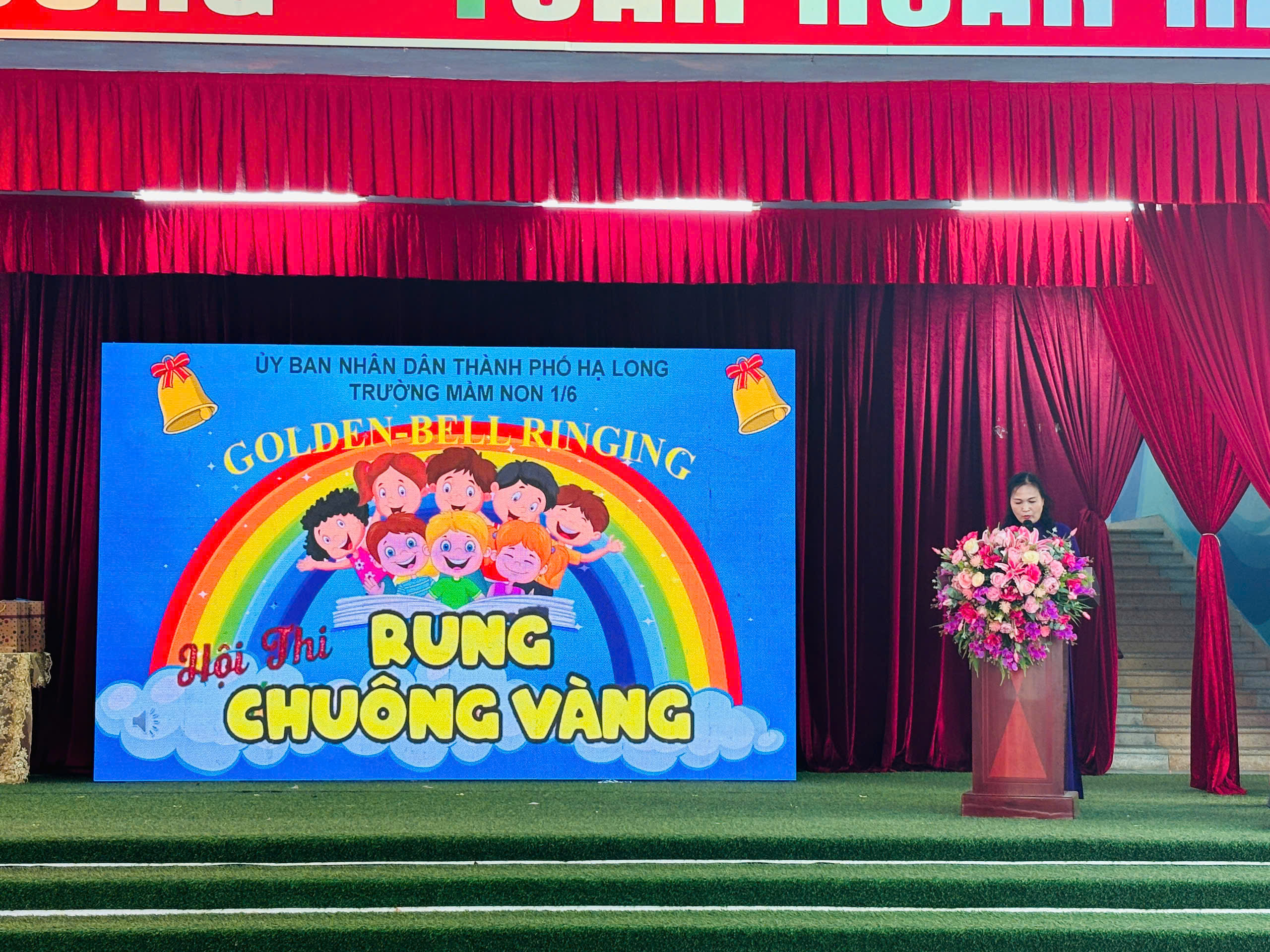 Bà Nguyễn Thu Nga- Hiệu trưởng nhà trường lên phát biểu khai mạc hội thi "Rung Chuông Vàng"