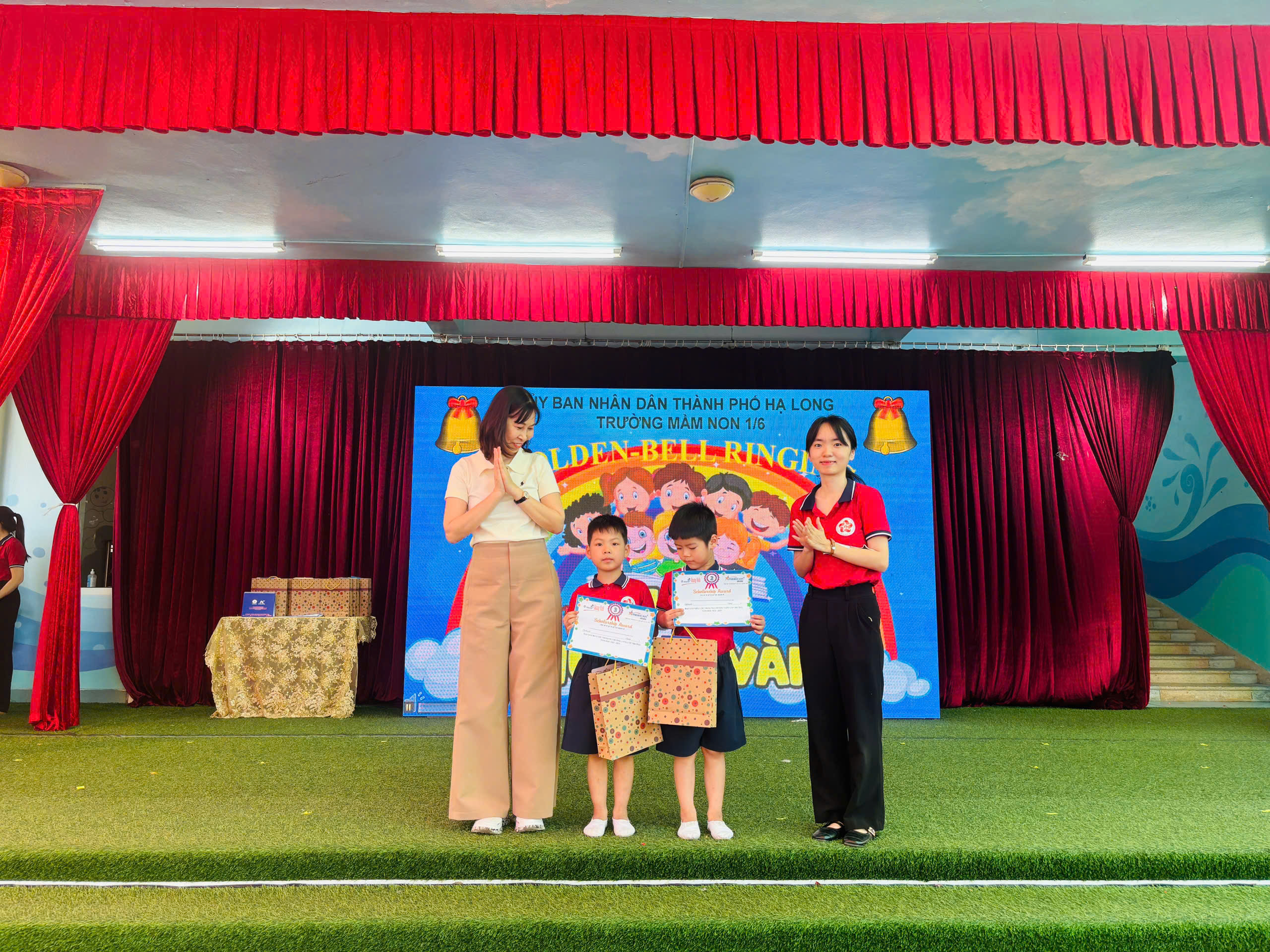 Bà Vũ Thị Ngà - Phó Hiệu Trưởng trường Mầm non 1-6 lên trao giải cho 2 thí sinh đạt giải nhì.