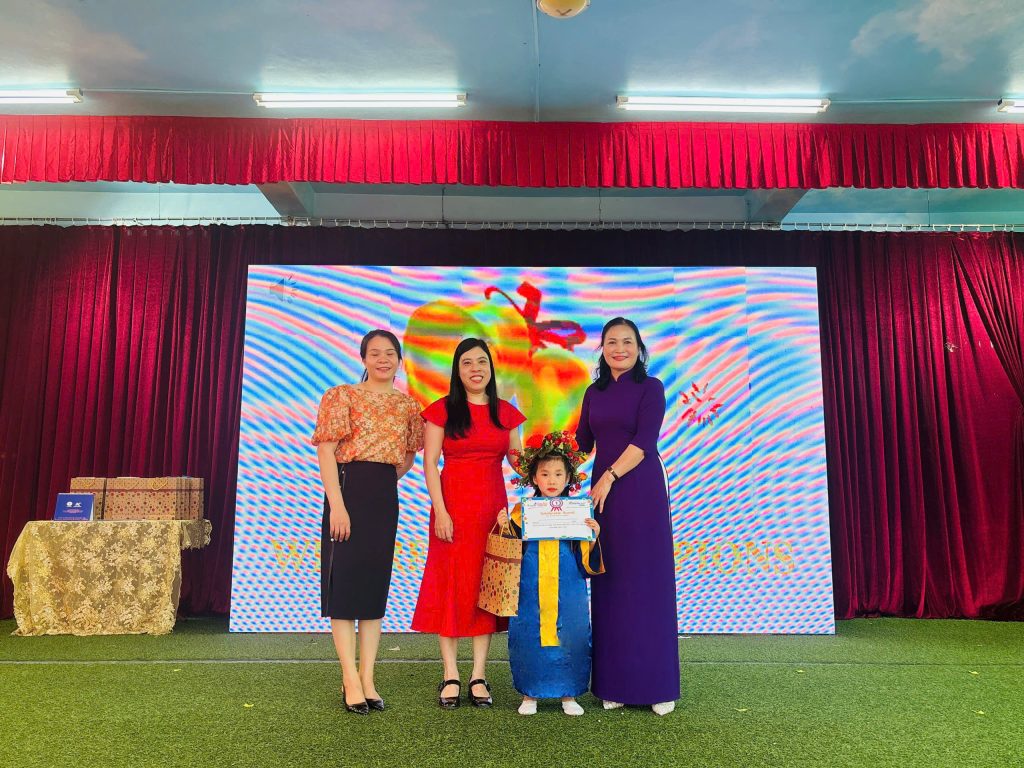 Bà Nguyễn Thu Nga - Hiệu Trưởng nhà trường cùng với Đại diện của Trung Tâm cổ phần đào tạo E- Connect Quảng Ninh và Trung tâm cổ phần giáo dục Kỹ Năng mỹ Quảng Ninh lên trao giải Nhất cho quán quân của cuộc thi "Rung chuông vàng" năm 2025.