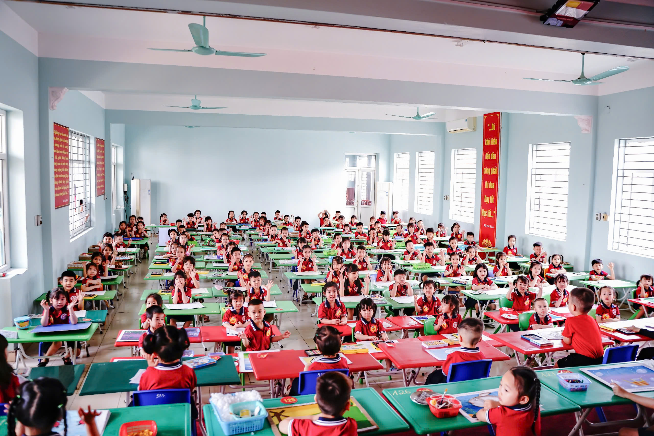 Các nghệ sĩ nhí trước giờ thi, rất nghiêm túc lắng nghe Ban Tổ Chức nhắc nhở trước khi làm bài thi.