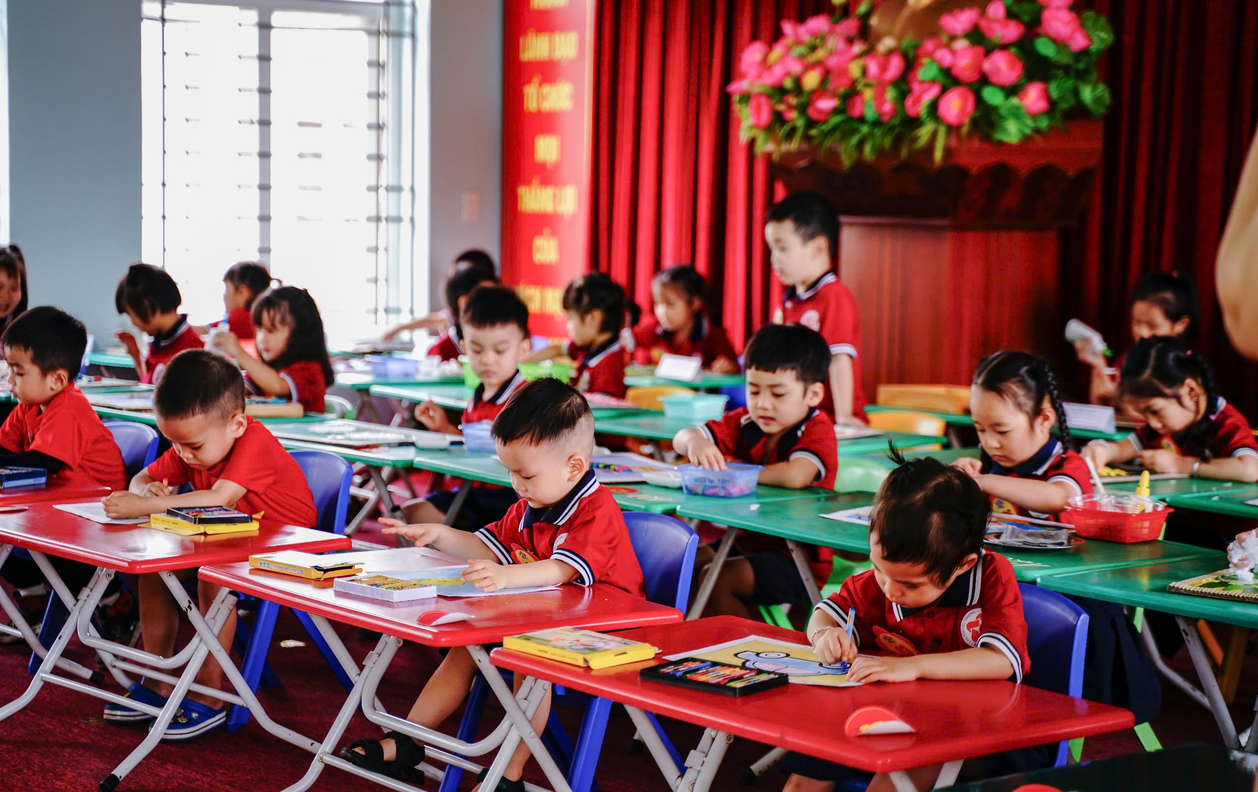Các nghệ sĩ đã bắt tay vào để thực hiện các tác phẩm sáng tạo.