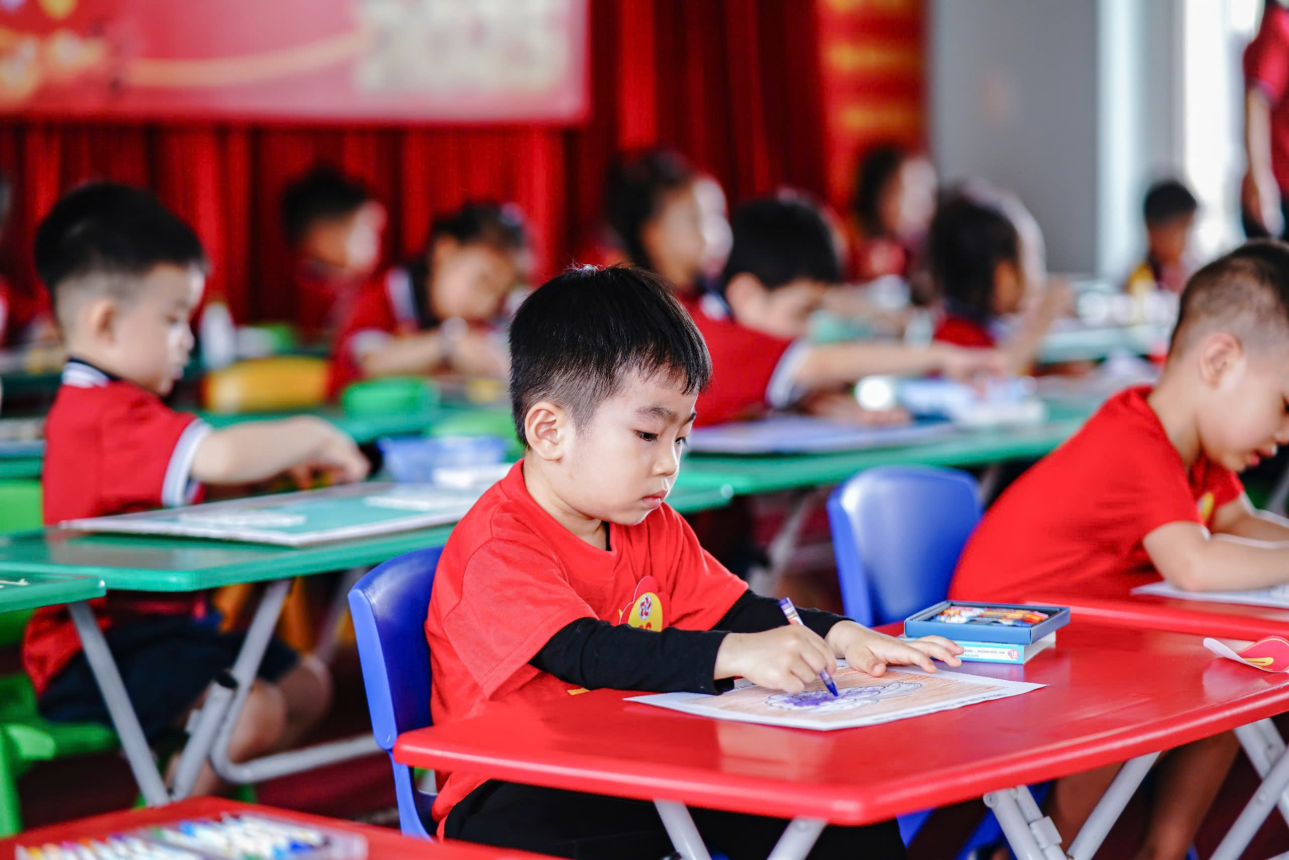 Bạn thì chăm chú vẽ