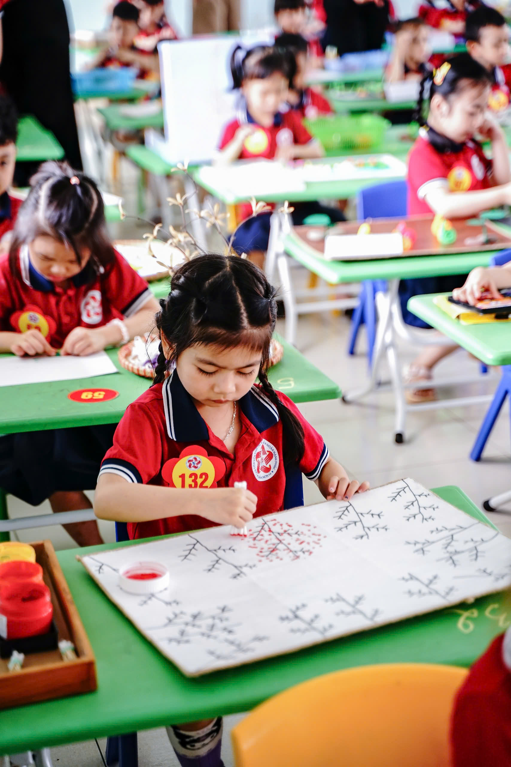 Bạn thì chăm chú chấm màu.