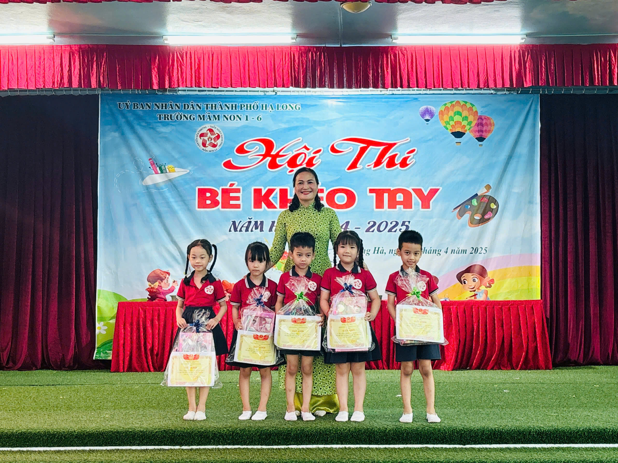 Bà Nguyễn Thu Nga- HT lên trao giải Đặc Biệt cho các nghệ sĩ nhí.