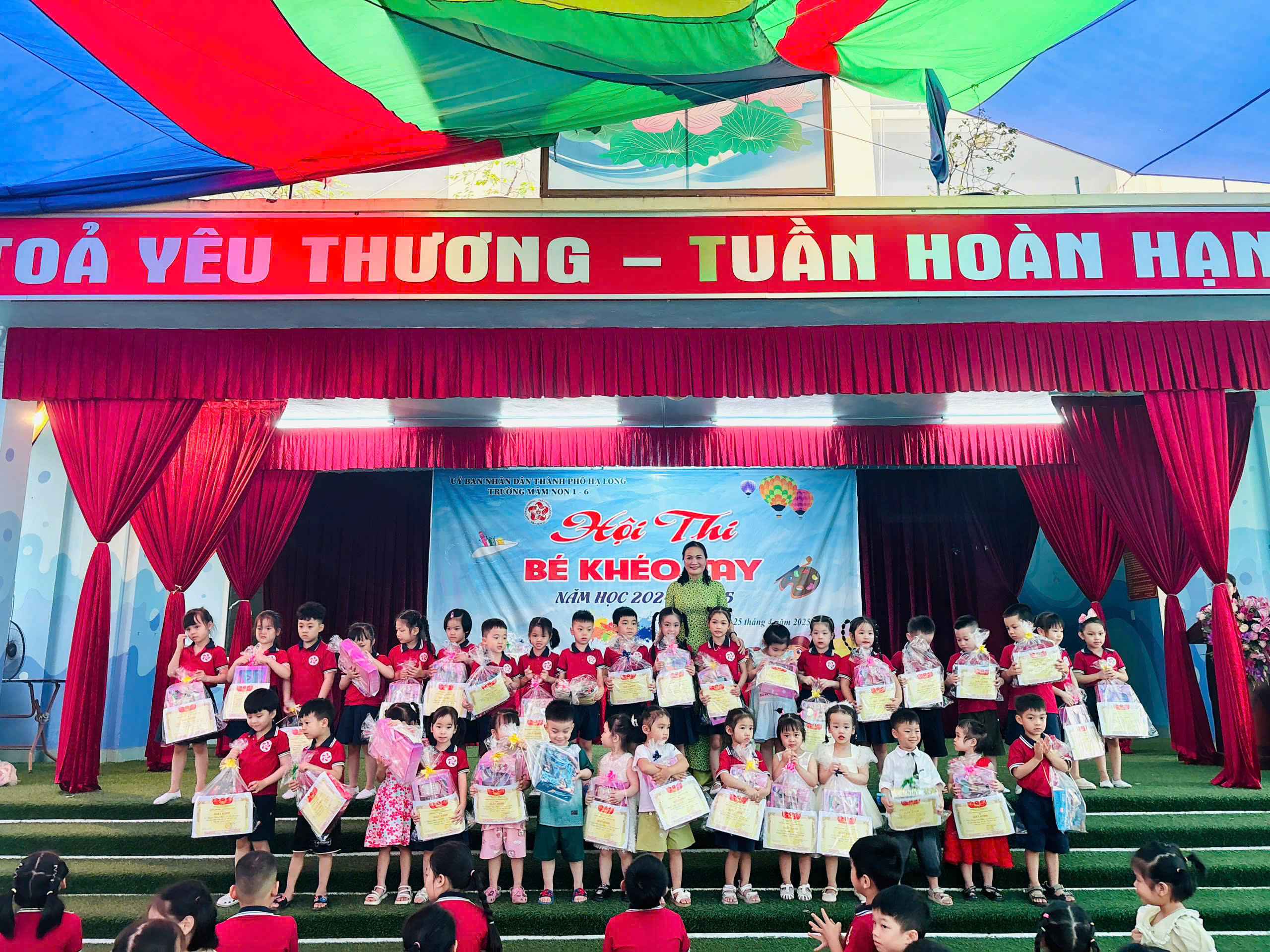 Bà Nguyễn Thu Nga- HT lên trao giải Nhất cho các nghệ sĩ nhí.