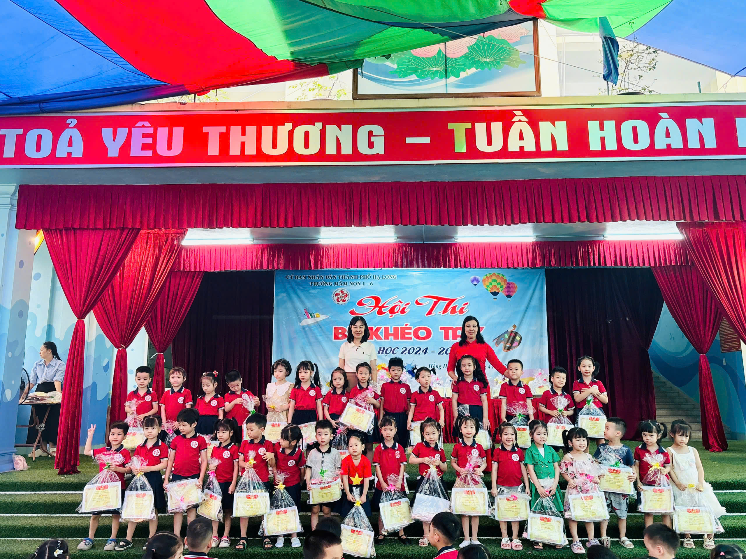 Bà Vũ Thị Ngà- PHT, bà Vũ Thị Thúy Hằng- PHT lên trao giải Ba cho các nghệ sĩ nhí.