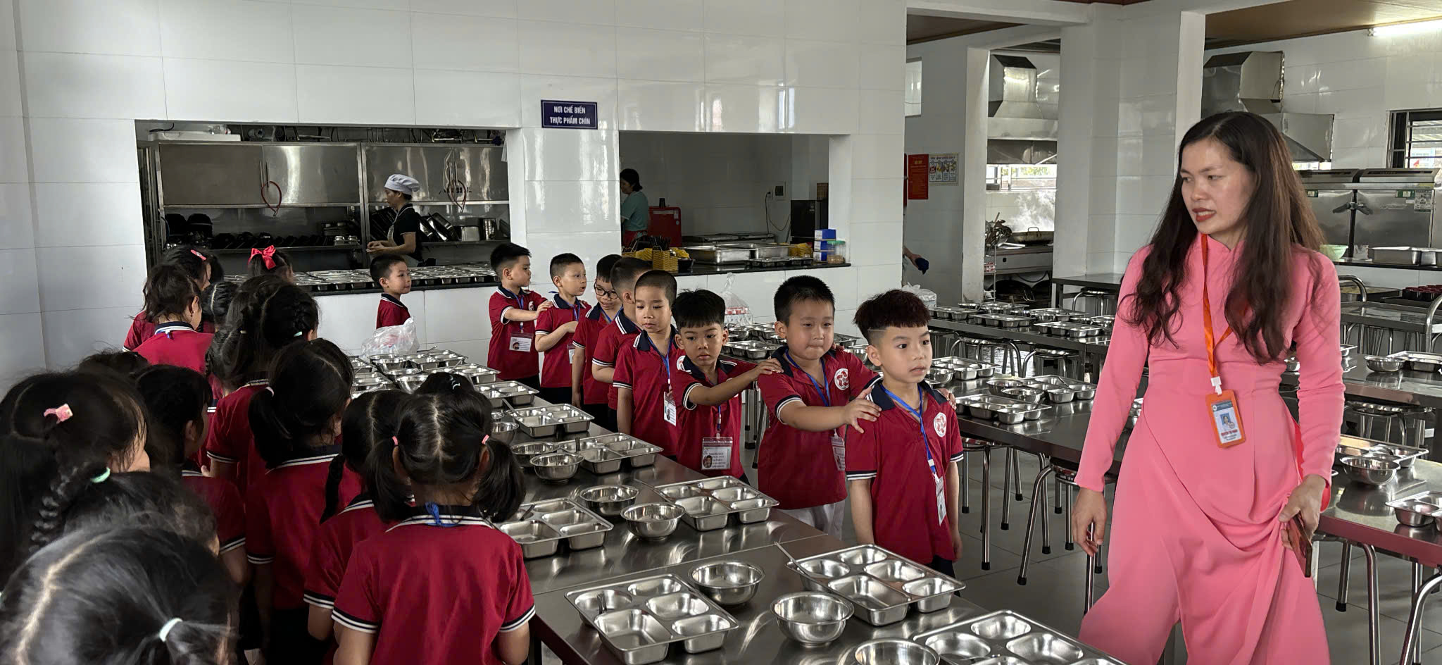 Các bé tham quan phòng bếp ăn trong trường