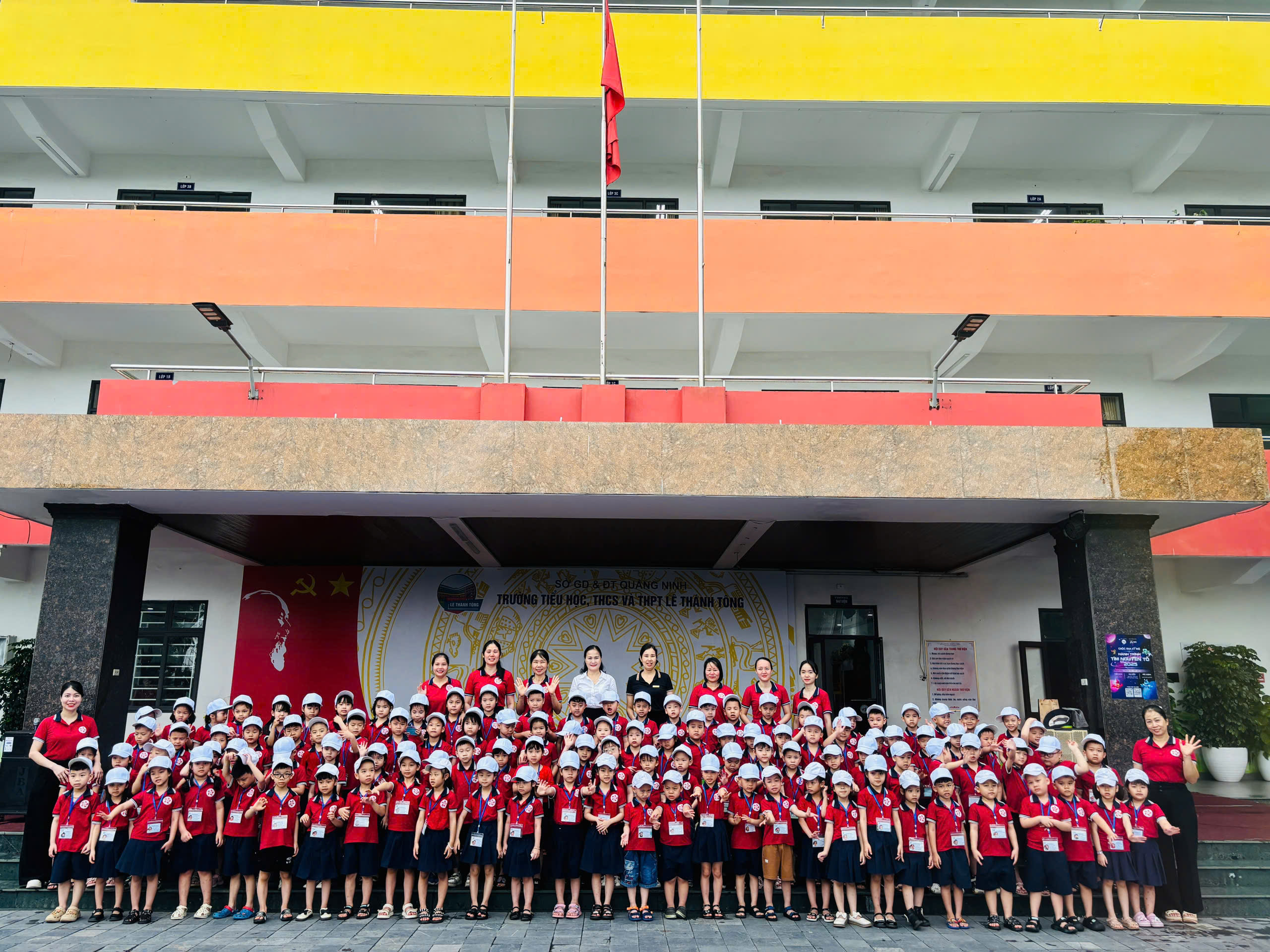 Các bé khối 5 tuổi Chụp ảnh kỉ niệm chuyến dã ngoại tại trường liên cấp Lê Thánh Tông