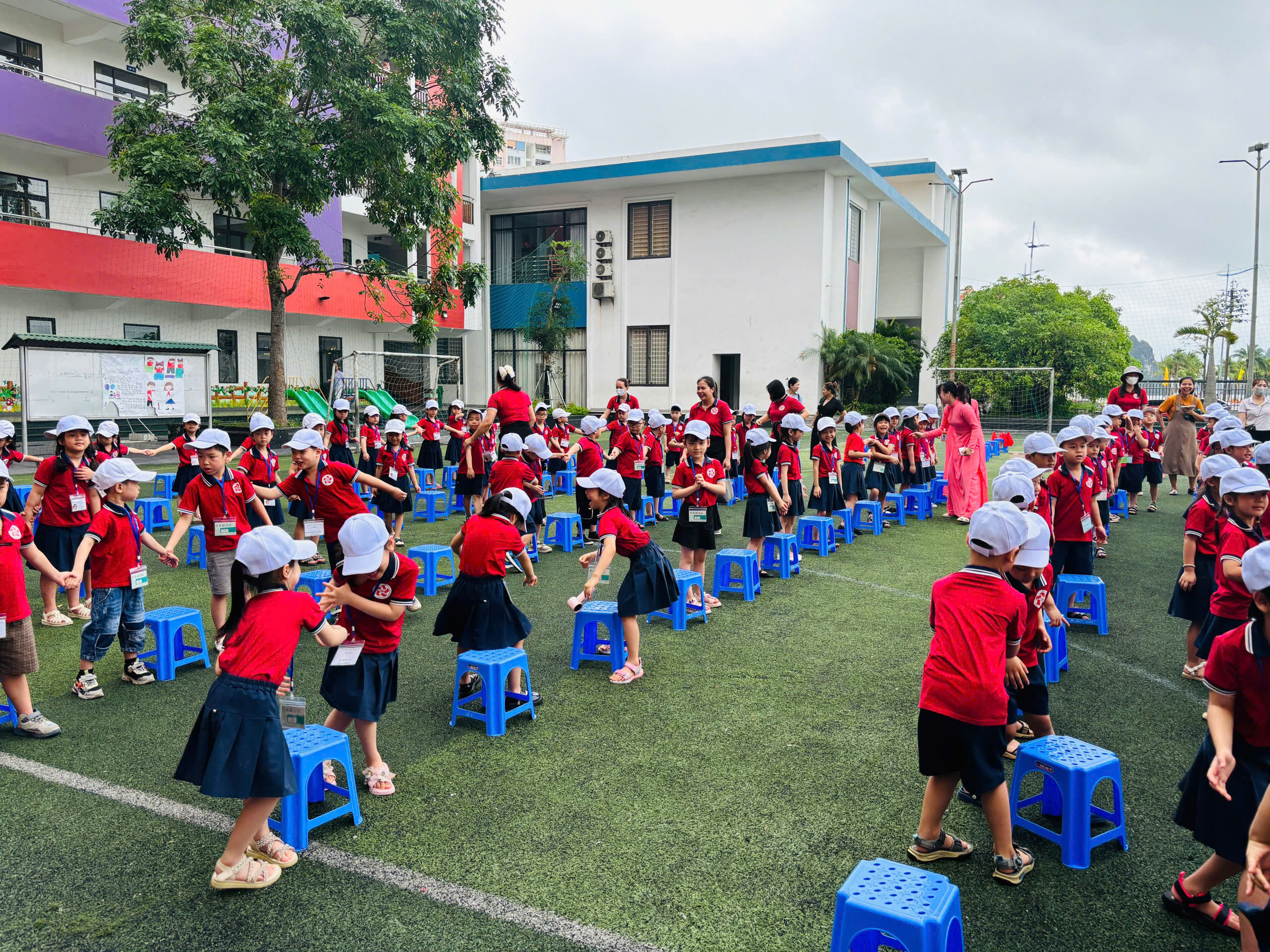 Các bé tham gia các trò chơi vận động tại trường Lê Thánh Tông