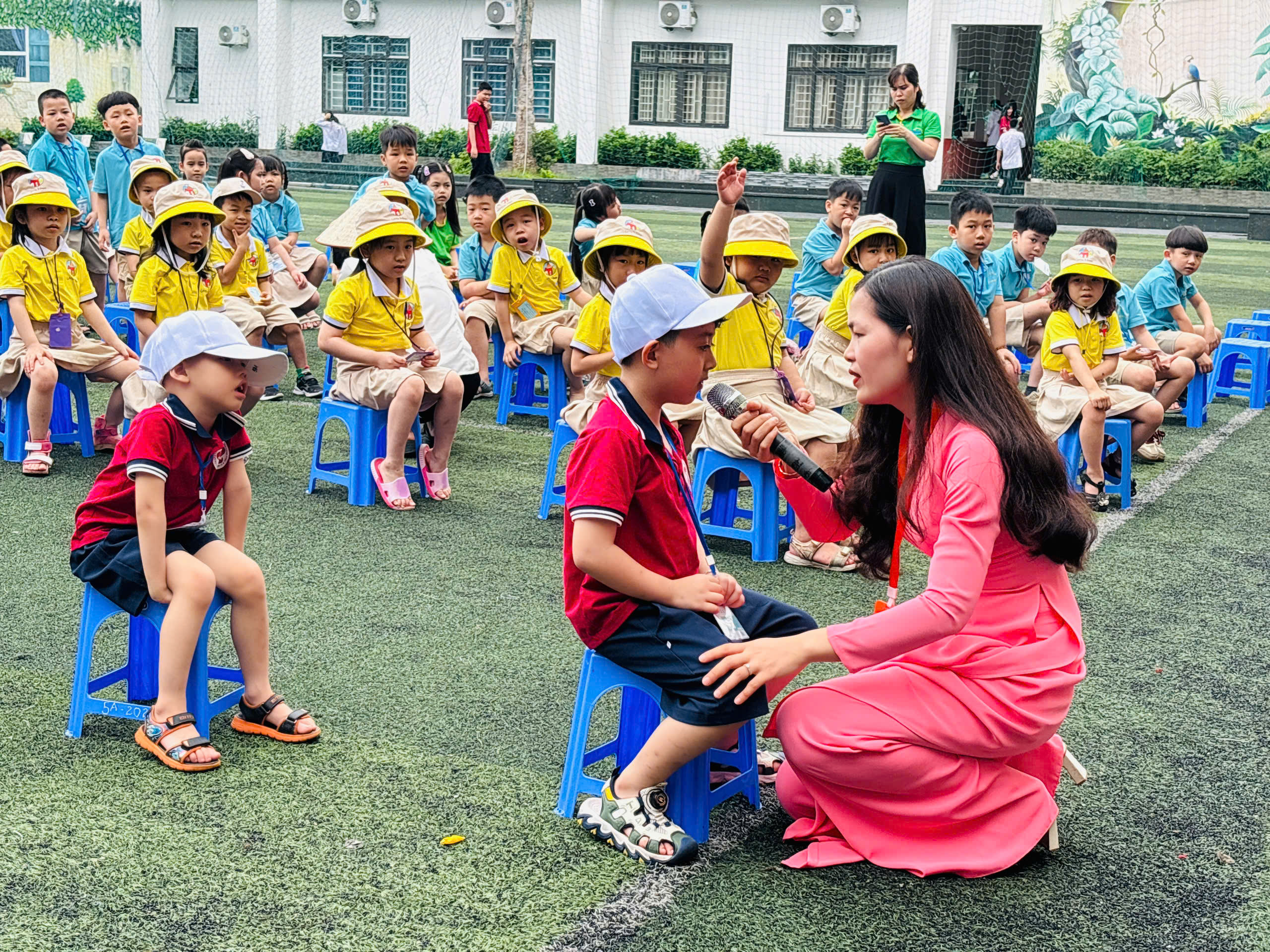 Các bé tự tin trả lời các câu hỏi của các cô giáo cấp 1