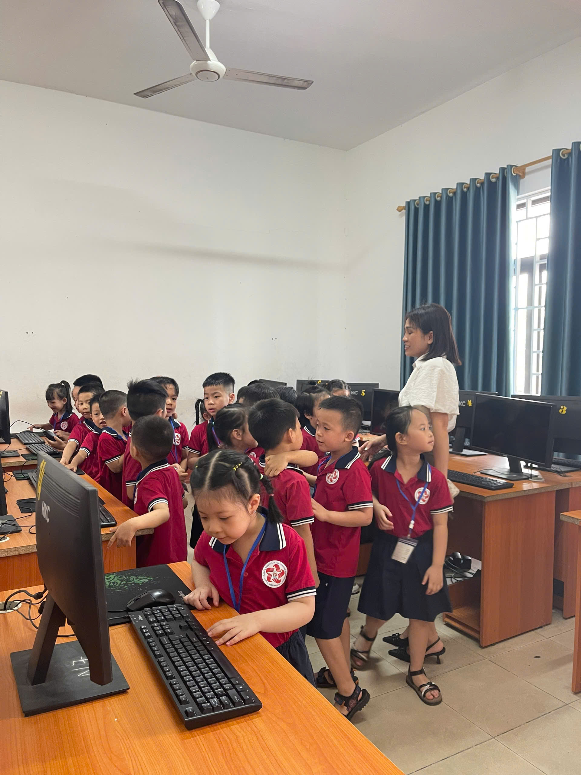 Các bé tham quan phòng tin học