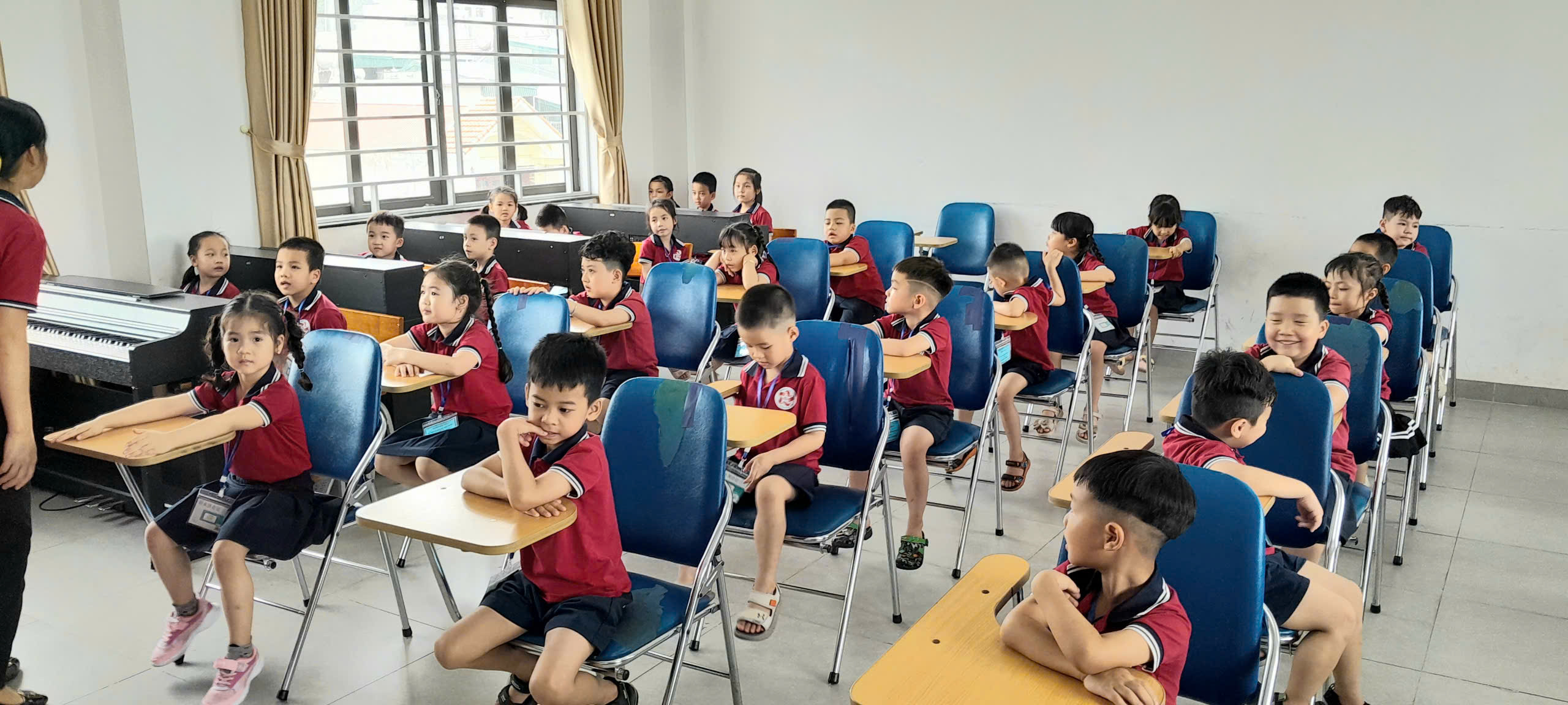 Các bé tham quan và trải nghiệm phòng Âm Nhạc