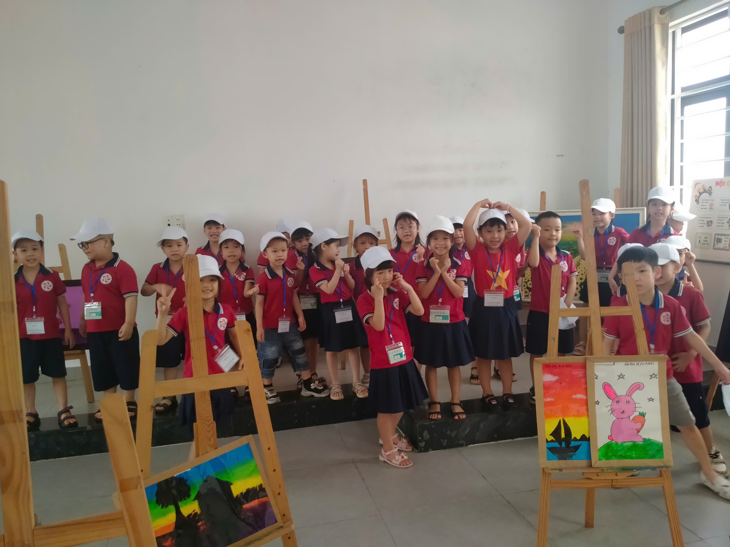 Các bé tham quan phòng Mỹ Thuật