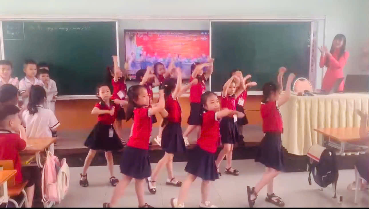 Các bé lớp 5 tuổi A4 giao lưua văn nghệ cùng các anh chị lớp 1